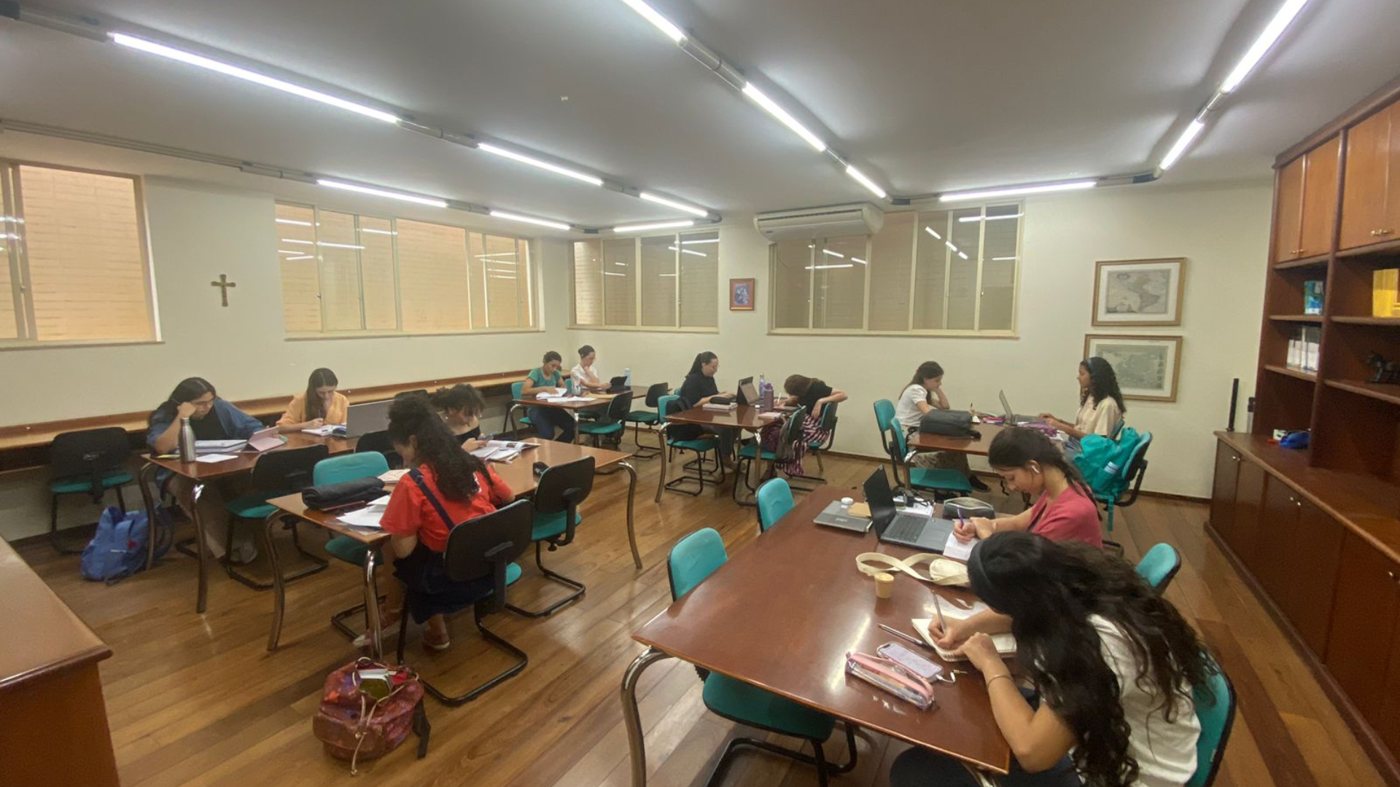 Sala de estudos com participantes em atividade